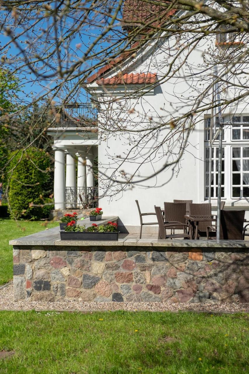 Dwor W Bychowie Gniewino Exterior photo