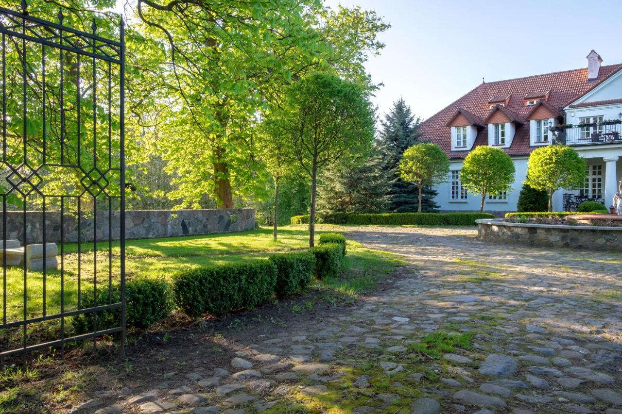 Dwor W Bychowie Gniewino Exterior photo